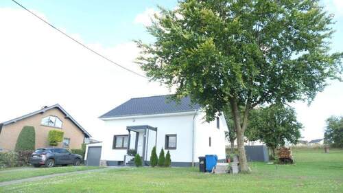 seitlich - 6 Zimmer Einfamilienhaus in Roth bei Prüm