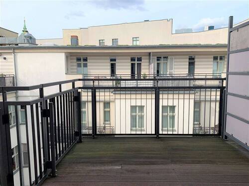 Kleine Terrasse beim Schlafzimmer - 