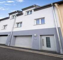 Sofort wohlfühlen: 8-Zimmer-EFH mit Terrasse, 2 Garagen und 2 Freistellplätzen in Leipheim