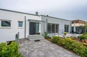 Eingang und Süd-West-Terrasse - Komfortabler Einfamilien-Bungalow in Karlsruhe-Grünwinkel provisionsfrei zu verkaufen