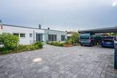 Frontansicht mit Carport - 5 Zimmer Bungalow zum Kaufen in Karlsruhe