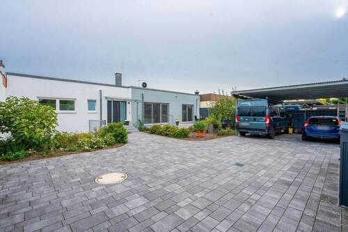 Frontansicht mit Carport - 5 Zimmer Bungalow zum Kaufen in Karlsruhe