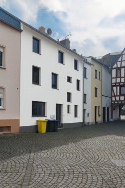 Rückseite KI Generiert - Mehrfamilienhaus mit 3 Einheiten