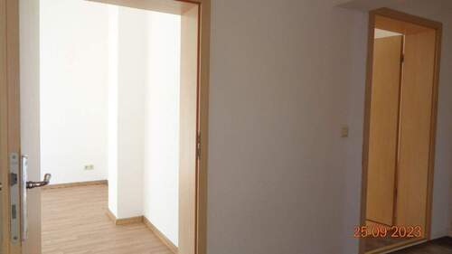 Flur Blick ins Schlafzimmer.JPG - 