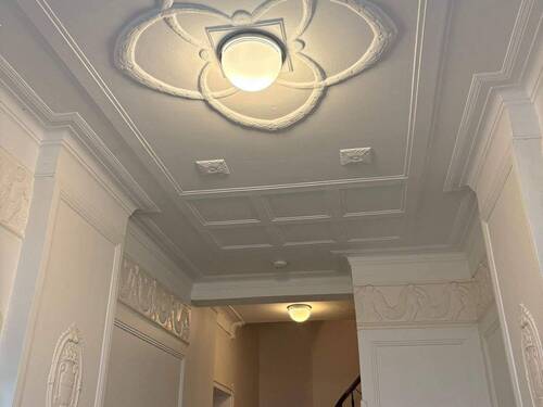 Decke Hausflur.jpg - Ruhige Lage, Aufzug, Stuck, 2 Balkone sucht