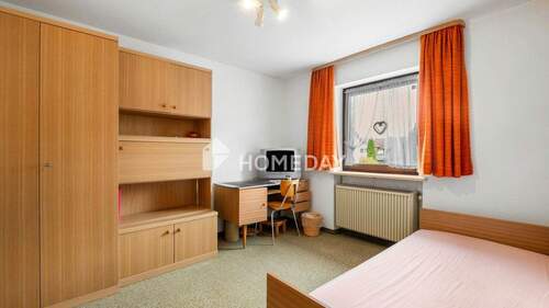 1. OG Schlafzimmer 1 - 