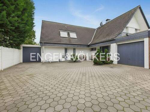 Zwei Häuser - 6 Zimmer Einfamilienhaus in Krefeld