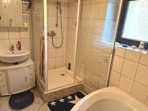 Bad mit Wanne und Dusche - 