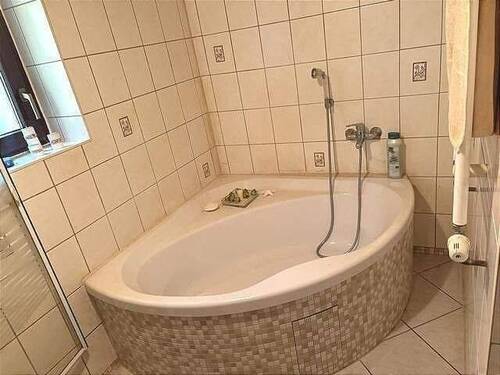 Bad mit Wanne und Dusche - 