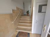 Treppenhaus/Hauseingang - 4 Zimmer Etagenwohnung in Lübeck