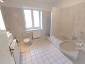Badezimmer mit Fenster - 