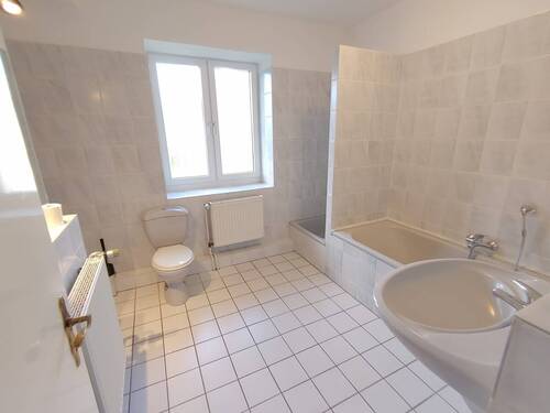 Badezimmer mit Fenster - 