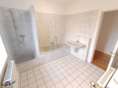 Badezimmer mit Fenster - 
