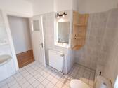 Badezimmer mit Fenster - 