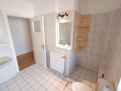 Badezimmer mit Fenster - 