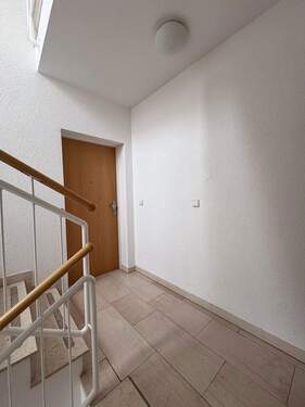 Flur / Eingangstür zur Wohnung - 