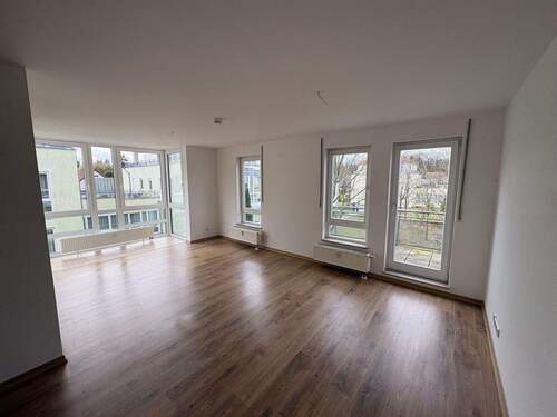 helles Wohnzimmer mit Erker - 2 Zimmer Etagenwohnung zum Kaufen in Petershagen-Eggersdorf