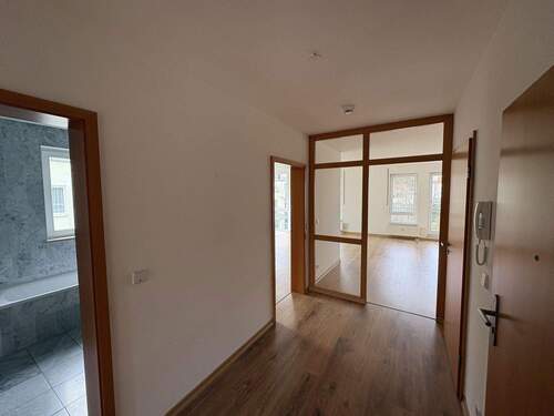 Flur zur Küche und WZ - 