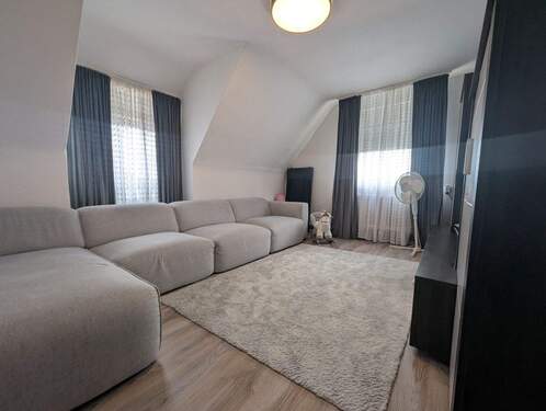 Großzügiges Wohnzimmer - Zentrumsnahes Wohnen: Leere Helle 4-Zimmer-DG-Wohnung mit Charme