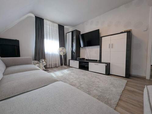 Großzügiges Wohnzimmer - 4 Zimmer Etagenwohnung zum Kaufen in Crailsheim