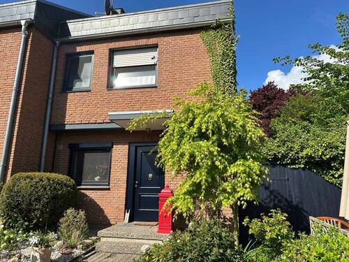 Vorderansicht - saniertes Reihenendhaus in ruhiger Lage