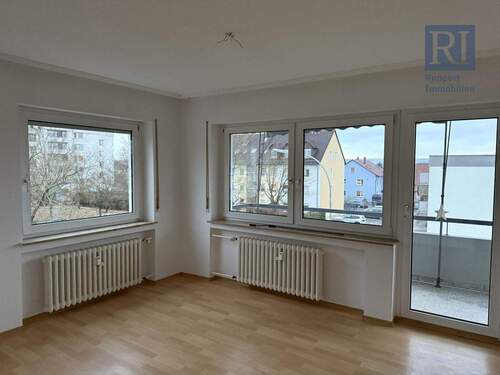 Wohnzimmer - 4-Zimmer-Wohnung mit Balkon in Volkach - WOHNBERECHTIGUNGSSCHEIN ERFORDERLICH