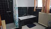Erdgeschoss: Badezimmer mit Dusche und Badewanne - 