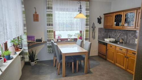 Einbauküche mit Essbereich - 