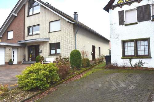 Seitenansicht - 1 Zimmer Mehrfamilienhaus, Wohnhaus zum Kaufen in Bad Wünnenberg