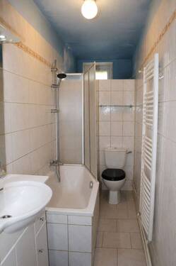 Badezimmer nach innen - 2 Zimmer Etagenwohnung in Berlin