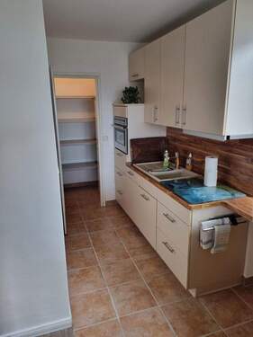 Küche mit Abstellkammer - 