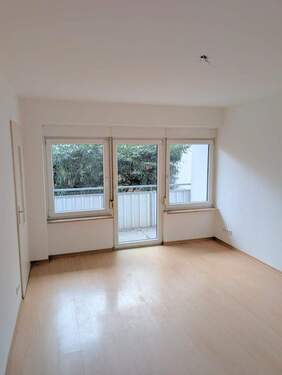 Wohnzimmer 1.jpg - schöne 2-Zimmerwohnung mit zwei Balkonen