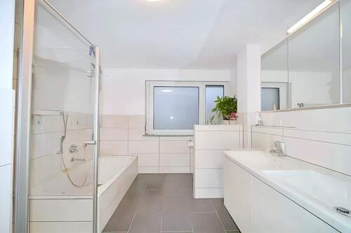 Tageslicht-Bad (Nachbarwohnung) - 