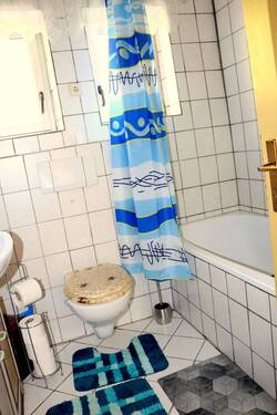 Bad mit WC und Waschbecken - Etagenwohnung mit 71,00 m&sup2; in Neu-Ulm zum Kaufen