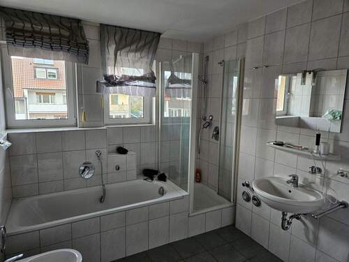 Badezimmer.jpg - Etagenwohnung mit 95,00 m&sup2; in Schweinfurt zur Miete