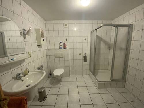 Wohnung 2 - Bad - 4 Zimmer Mehrfamilienhaus, Wohnhaus in Olzheim