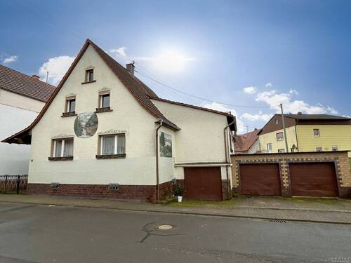 PE-24-MRBD-422 - NEUER PREIS! Freistehendes Einfamilienhaus mit drei Garagen und Gestaltungspotenzial