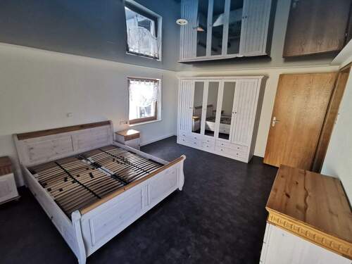 Schlafzimmer Fenster u. Balkon - 3 Zimmer Etagenwohnung in Neuenstadt am Kocher