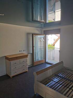 Schlafzimmer Balkon Giebel - Etagenwohnung mit 84,70 m&sup2; in Neuenstadt am Kocher zur Miete