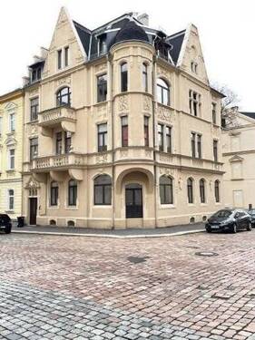 Haus Vorderansicht - Renovierte 2 Raum Wohnung in der Neundorfer Vorstadt