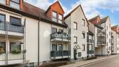 Außenansicht 1 - Wohnen mit Struktur: Modernisierte 2-Zimmer-Wohnung mit Balkon und Stellplatz in ruhiger Lage
