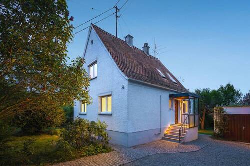 Ansicht bei Dämmerung - 4 Zimmer Einfamilienhaus zum Kaufen in Gessertshausen