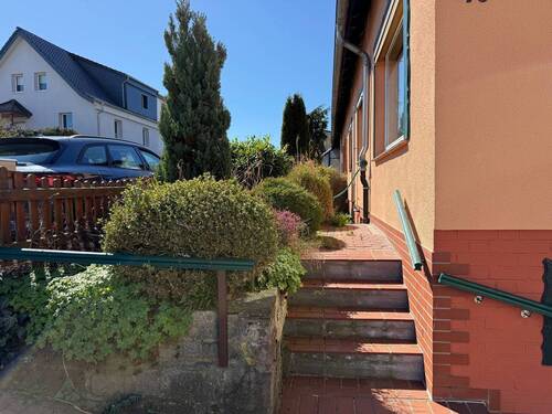 Seitenansicht - 9 Zimmer Doppelhaushälfte zum Kaufen in Ahnatal / Heckershausen