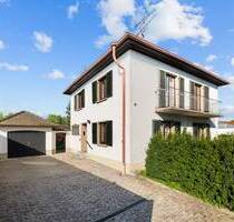 Mediterranes Wohnglück: Stilvolles EFH mit idyllischem Garten und Garage in 79312 Emmendingen