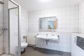 Bad mit Dusche im OG - 