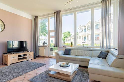 Der Wohnbereich mit Zugang zum Balkon - 