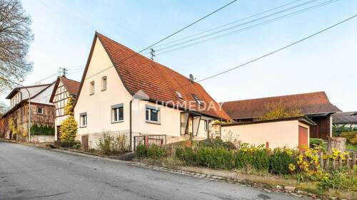 Außenansicht 1 - Einfamilienhaus mit Geschichte und Entwicklungspotenzial in ruhiger, naturnaher Lage