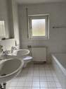 Bad mit Wanne, Dusche und WC - 4 Zimmer Etagenwohnung in Balingen