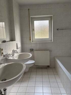 Bad mit Wanne, Dusche und WC - 4 Zimmer Etagenwohnung in Balingen