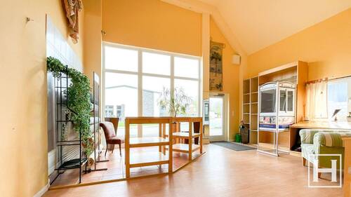 Ausstellungsraum mit großer Fensterfront - 4 Zimmer Mehrfamilienhaus, Wohnhaus zum Kaufen in Nahe